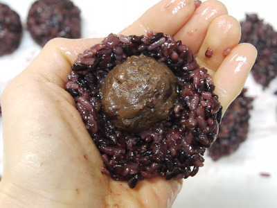 紫黒米の洋風チョコおはぎ