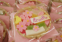 お茶うけに、一足早い桜のスイーツを♪