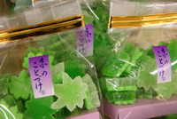 夏を感じさせるカラフルなお菓子たち