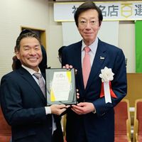 神戸名店百選 元祖ぎょうざ苑 受賞 久本神戸市長様より表彰楯を授与されました！