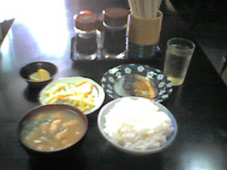 ご飯中+味噌汁+つけもの+焼き魚+マカロニサラダ＝４７０円