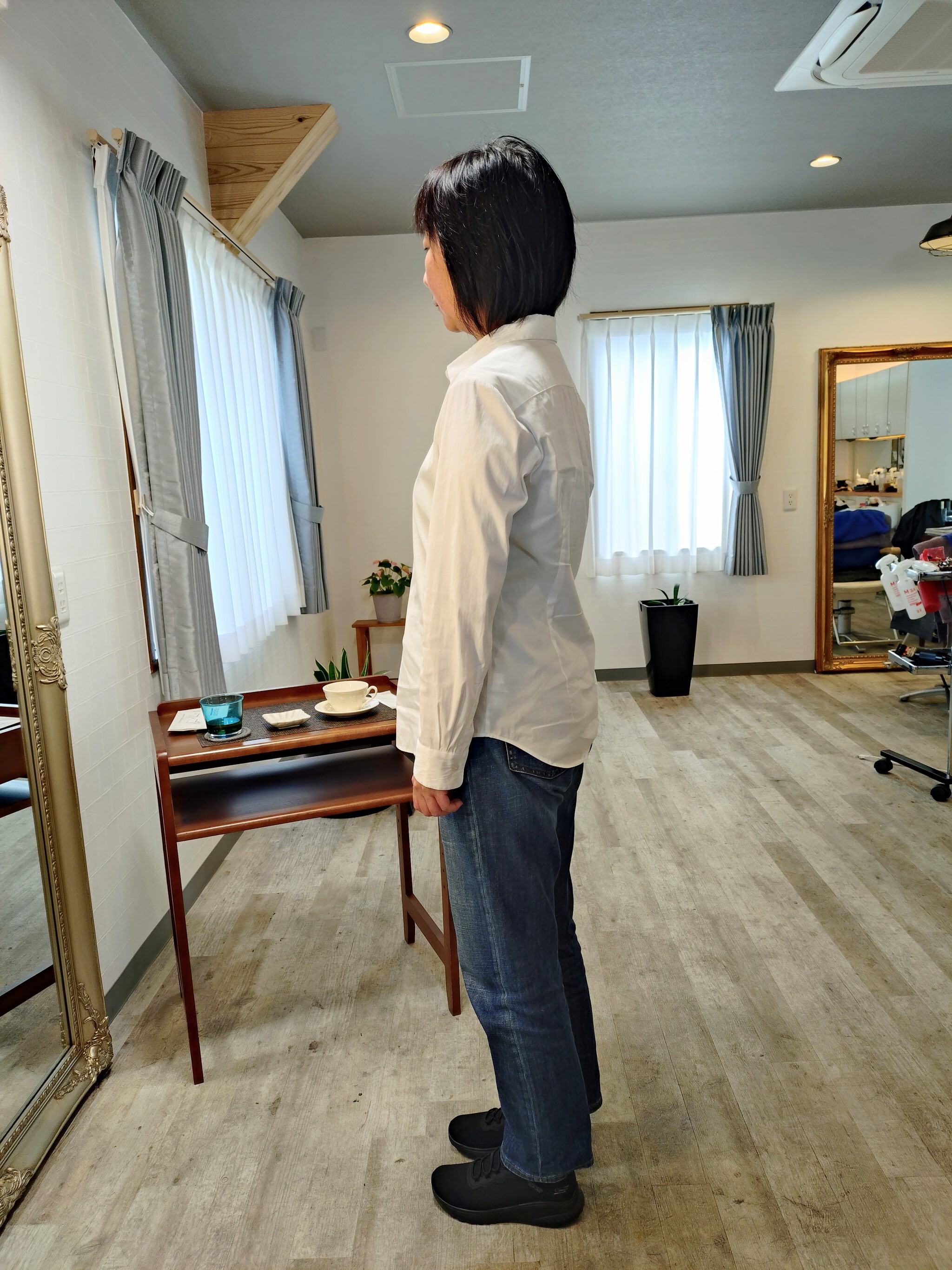 ツヤツヤの髪が映える   軽過ぎないボブスタイルに。
ゆっく･･･