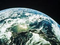 アメリカの研究チームが世界で初めて時空の揺れの痕跡を観測した
