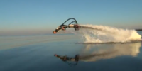 ジェット噴射で自在に泳ぐ「FLYBOARD」