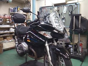 夜間走行も心強いバイク。