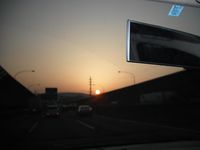高速道路で日の出を迎える