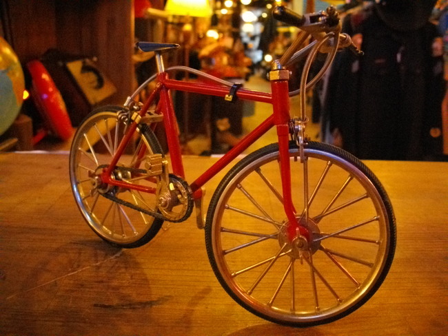 自転車の置物。