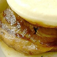 南京町「朋栄」の角煮バーガー