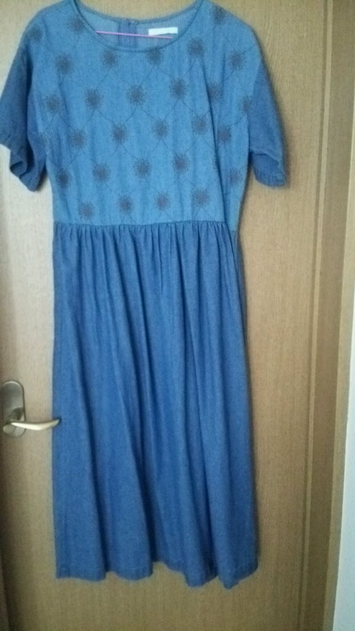 デニムワンピを着る