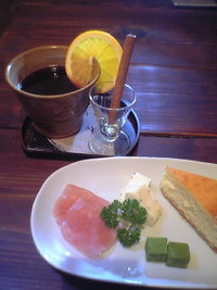 今夜のおススメはホットワインと日替わりプレート♪